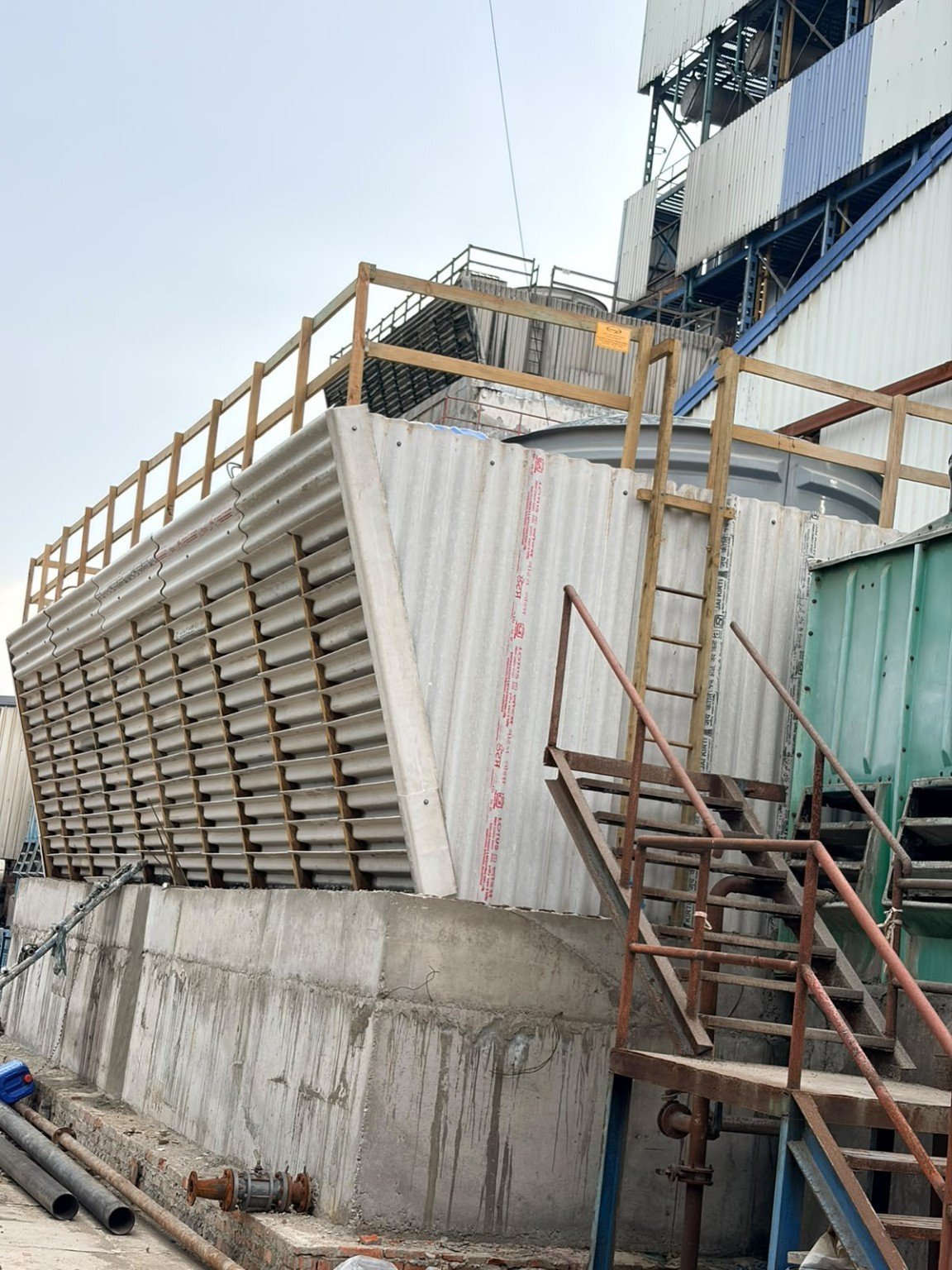 Cooling tower fill and louver structure